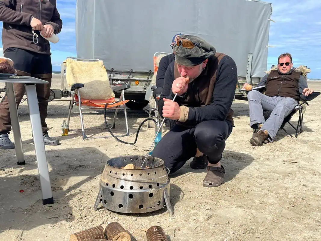 lagerfeuer blowpie pusterohr im einsatz