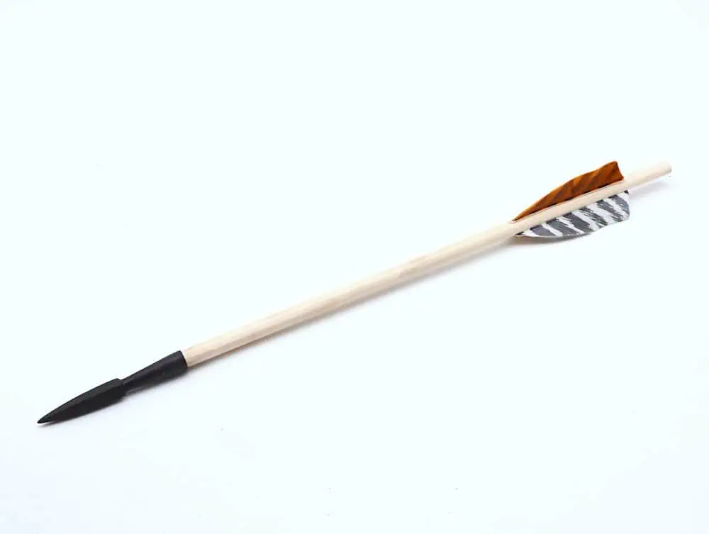 Hochwertiger Holzpfeil mit Federn für Bogenschießen und Abenteuer. Perfekt für das Bogensport-Erlebnis.