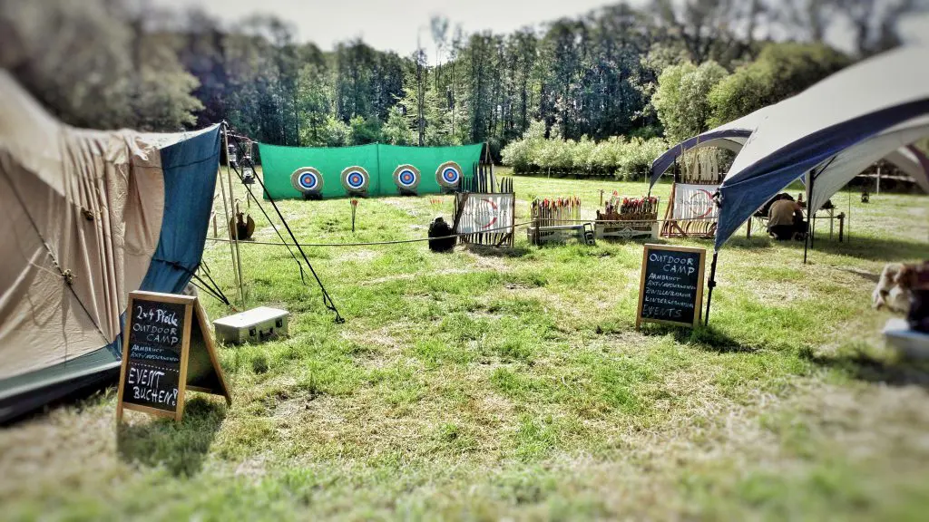 Bogenschießen teamevent mit umfangreichem aufbau